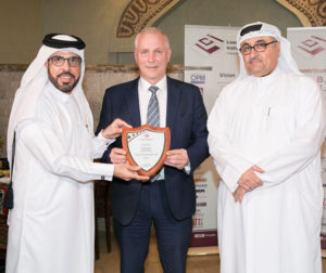 تهانينا للسيد مايكل جون طومسون على حصوله على جائزة التقدير من معهد البناء قليل التكلفة – قطر